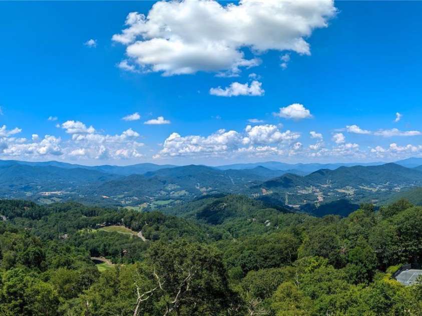 30 Club Villa Court, Burnsville, NC 28714.  MLS# CAR4278164, YatesRealty ID 1661. 