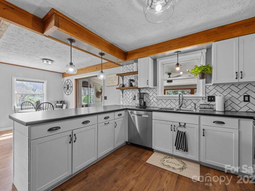 15 Ravenwood Ridge, Canton, NC 28716.  MLS# CAR4241915, YatesRealty ID 16615. 