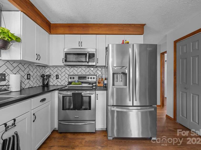 15 Ravenwood Ridge, Canton, NC 28716.  MLS# CAR4241915, YatesRealty ID 16615. 