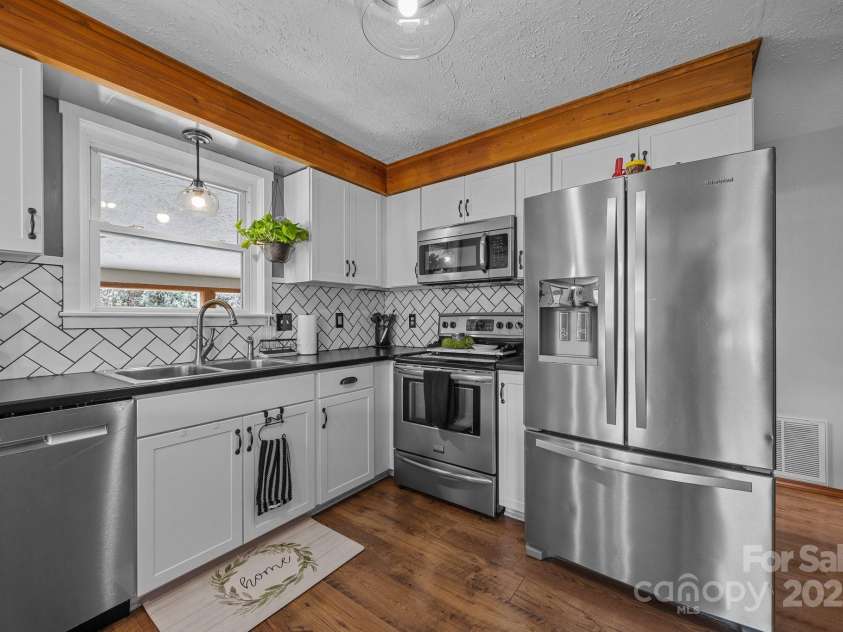 15 Ravenwood Ridge, Canton, NC 28716.  MLS# CAR4241915, YatesRealty ID 16615. 