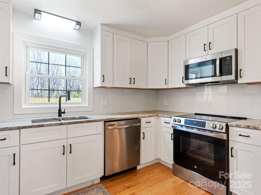 106 Whispering Hills Drive, Hendersonville, NC 28792.  MLS# CAR4251475, YatesRealty ID 16616. Kitchen