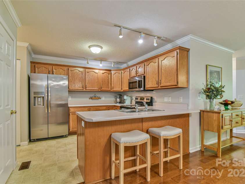 102 Waters Edge Drive, Weaverville, NC 28787.  MLS# CAR4264421, YatesRealty ID 16619. Kitchen & Breakfast Bar