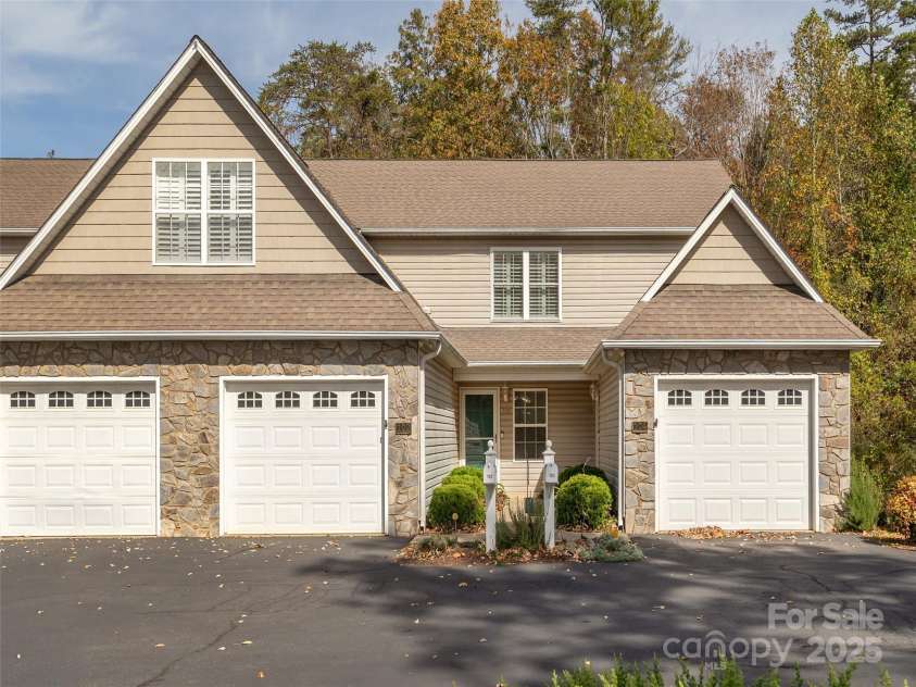 102 Waters Edge Drive, Weaverville, NC 28787.  MLS# CAR4318107, YatesRealty ID 16619. Main Level 2 Bedroom/2 Bath Condo