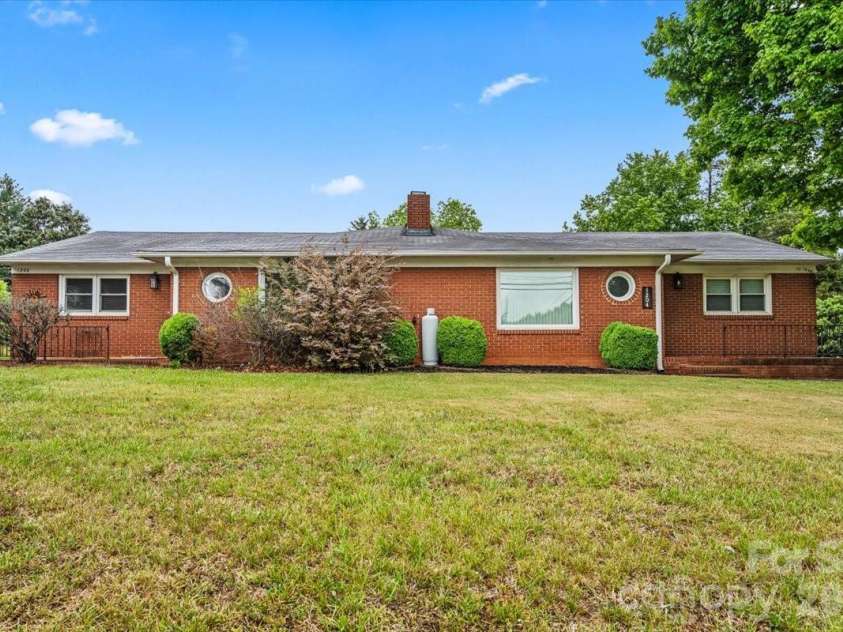 1204 fifth Avenue, Lexington, NC 27295.  MLS# CAR4376307, YatesRealty ID 16619. 