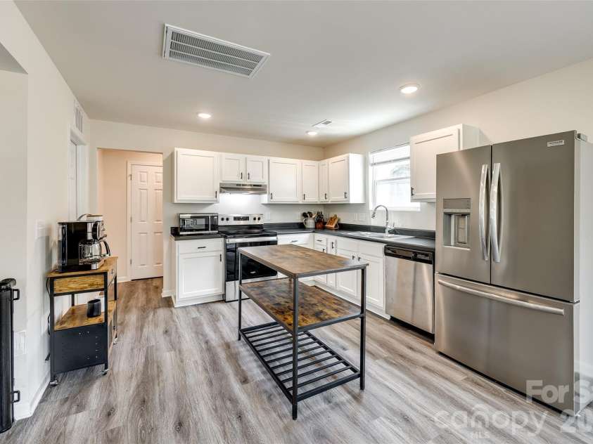 415 Kickapoo Avenue, Gastonia, NC 28056.  MLS# CAR4263401, YatesRealty ID 1662. Kitchen