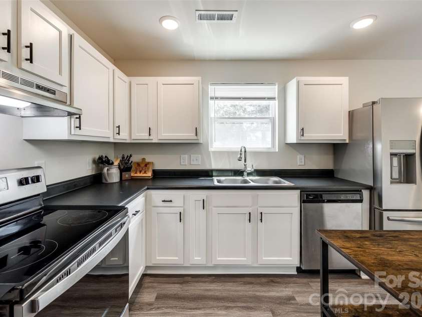 415 Kickapoo Avenue, Gastonia, NC 28056.  MLS# CAR4263401, YatesRealty ID 1662. Kitchen