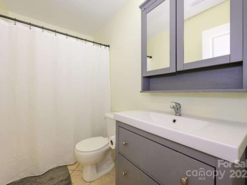 8422 Chaceview Court, Charlotte, NC 28269.  MLS# CAR4226370, YatesRealty ID 1662. 