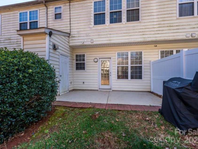8422 Chaceview Court, Charlotte, NC 28269.  MLS# CAR4226370, YatesRealty ID 1662. 