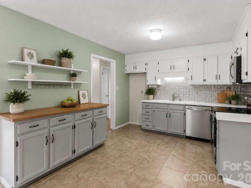 115 Pineview Court, Statesville, NC 28625.  MLS# CAR4338741, YatesRealty ID 16621. *Photo has been virtually staged**