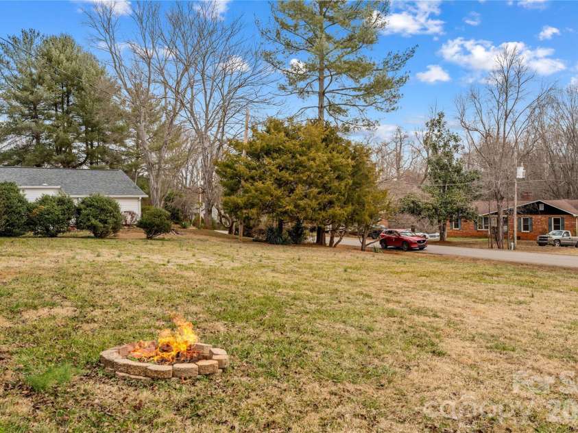 115 Pineview Court, Statesville, NC 28625.  MLS# CAR4338741, YatesRealty ID 16621. Spacious side yard