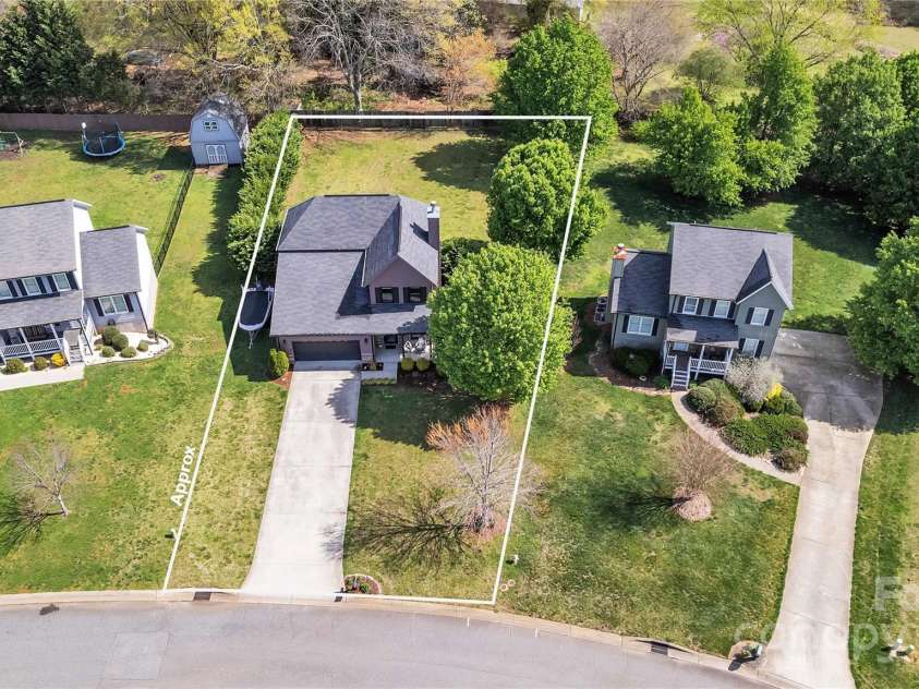 1650 Berkshire Drive, Hickory, NC 28602.  MLS# CAR4242208, YatesRealty ID 16624. 