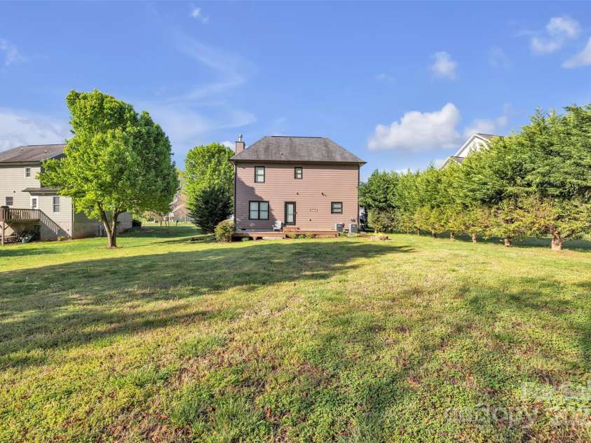 1650 Berkshire Drive, Hickory, NC 28602.  MLS# CAR4242208, YatesRealty ID 16624. 