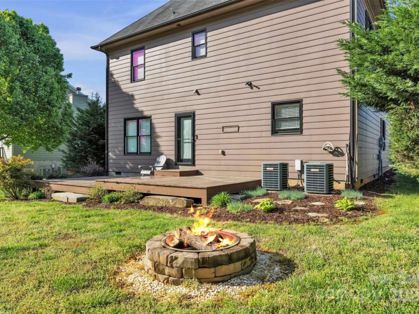 1650 Berkshire Drive, Hickory, NC 28602.  MLS# CAR4242208, YatesRealty ID 16624. 