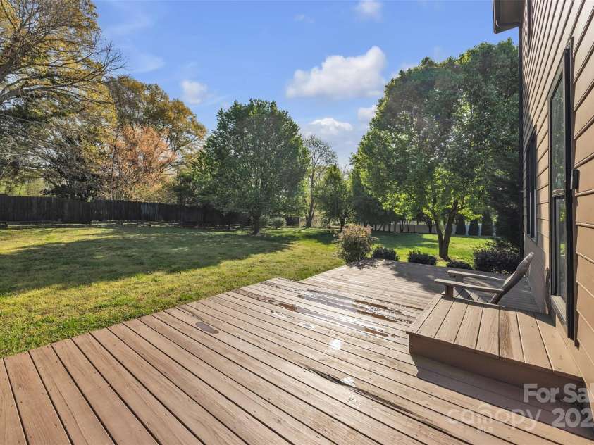 1650 Berkshire Drive, Hickory, NC 28602.  MLS# CAR4242208, YatesRealty ID 16624. 