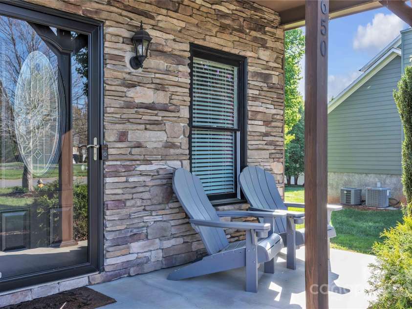 1650 Berkshire Drive, Hickory, NC 28602.  MLS# CAR4242208, YatesRealty ID 16624. 