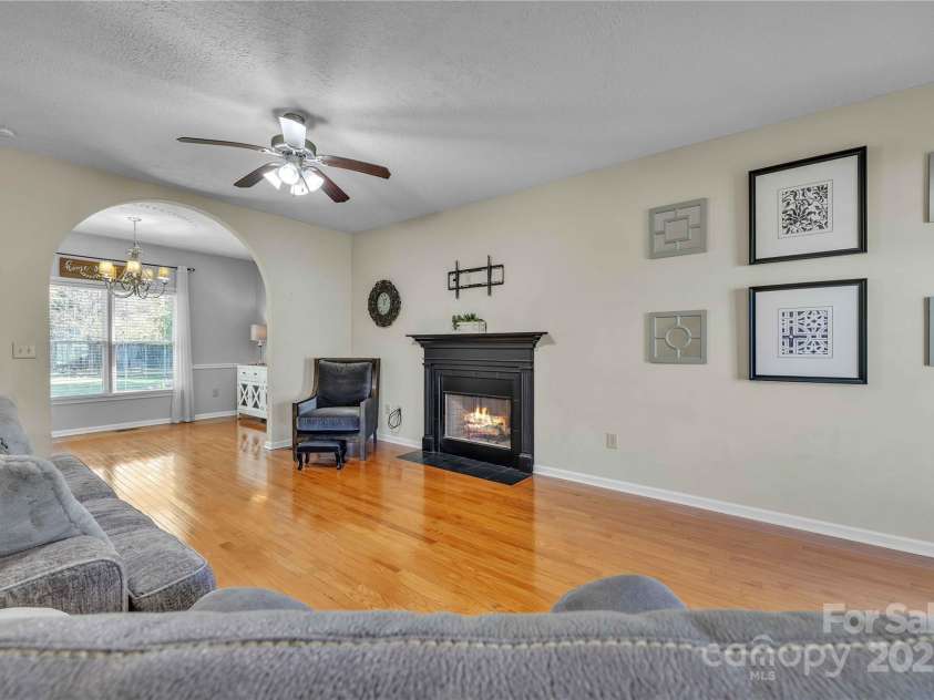 1650 Berkshire Drive, Hickory, NC 28602.  MLS# CAR4242208, YatesRealty ID 16624. 