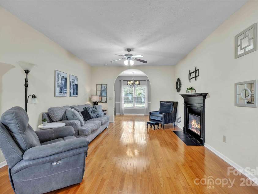 1650 Berkshire Drive, Hickory, NC 28602.  MLS# CAR4242208, YatesRealty ID 16624. 