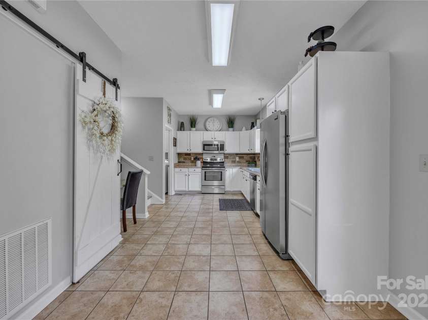 1650 Berkshire Drive, Hickory, NC 28602.  MLS# CAR4242208, YatesRealty ID 16624. 