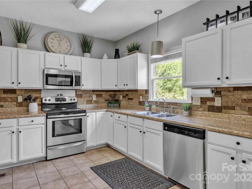 1650 Berkshire Drive, Hickory, NC 28602.  MLS# CAR4242208, YatesRealty ID 16624. 