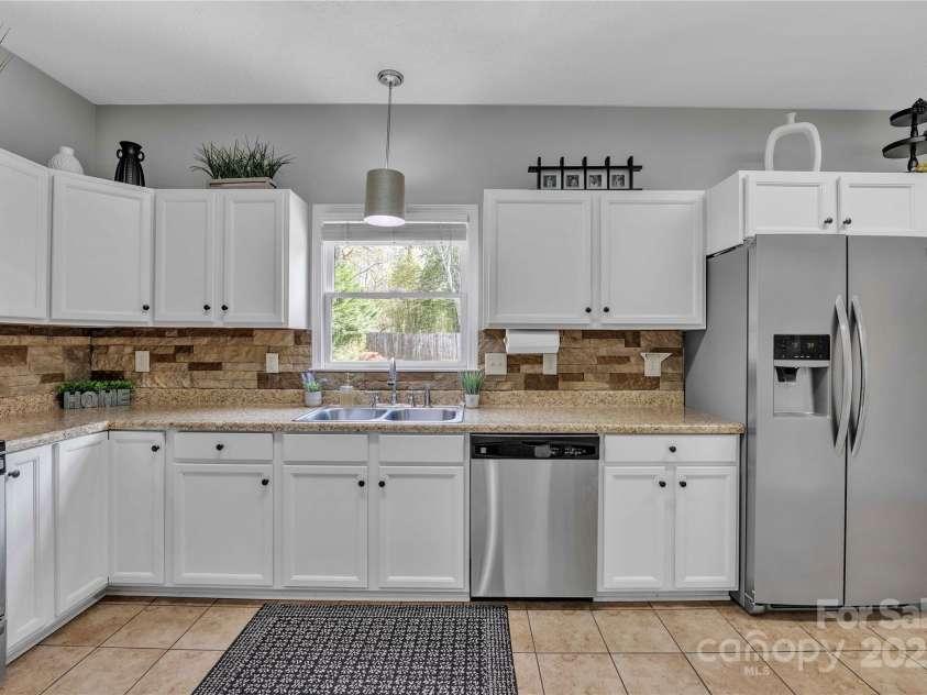 1650 Berkshire Drive, Hickory, NC 28602.  MLS# CAR4242208, YatesRealty ID 16624. 