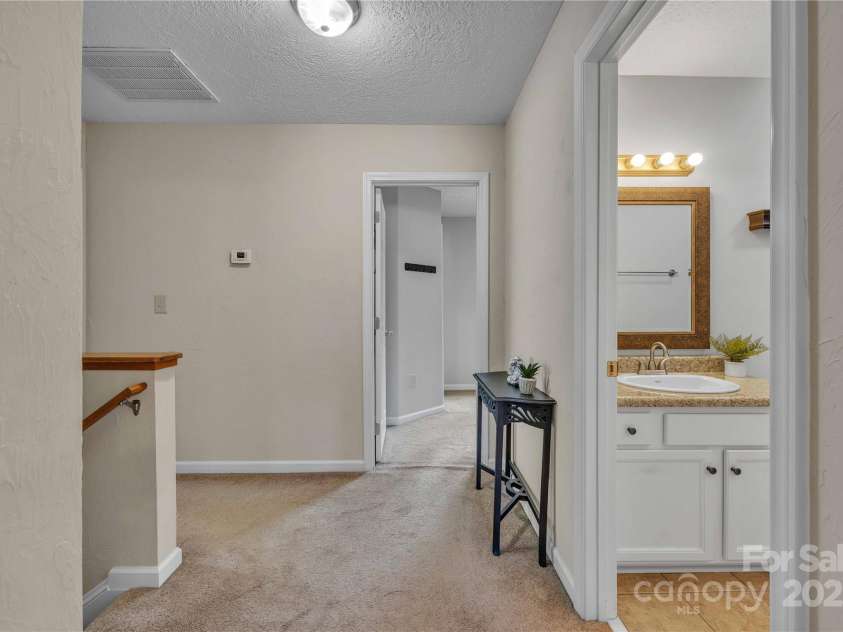 1650 Berkshire Drive, Hickory, NC 28602.  MLS# CAR4242208, YatesRealty ID 16624. 