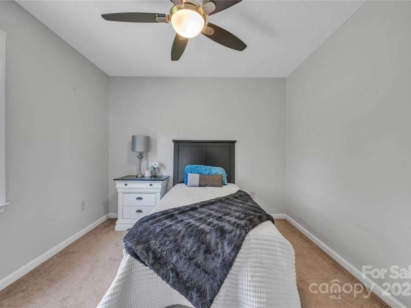 1650 Berkshire Drive, Hickory, NC 28602.  MLS# CAR4242208, YatesRealty ID 16624. 