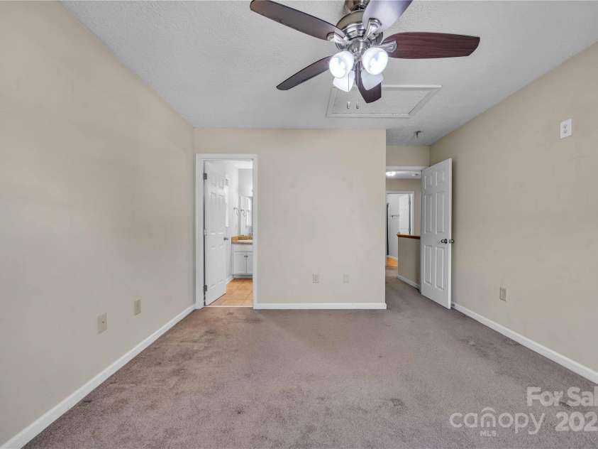 1650 Berkshire Drive, Hickory, NC 28602.  MLS# CAR4242208, YatesRealty ID 16624. 