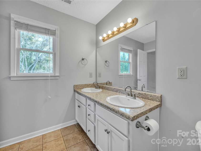 1650 Berkshire Drive, Hickory, NC 28602.  MLS# CAR4242208, YatesRealty ID 16624. 