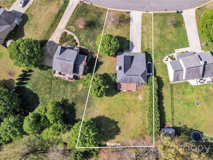 1650 Berkshire Drive, Hickory, NC 28602.  MLS# CAR4242208, YatesRealty ID 16624. 