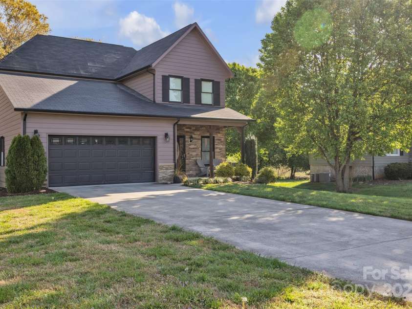 1650 Berkshire Drive, Hickory, NC 28602.  MLS# CAR4242208, YatesRealty ID 16624. 