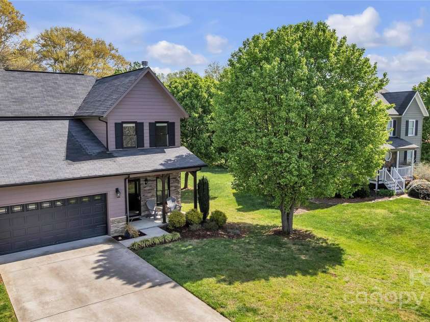 1650 Berkshire Drive, Hickory, NC 28602.  MLS# CAR4242208, YatesRealty ID 16624. 