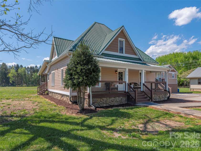 274 Charles Street, Clyde, NC 28721.  MLS# CAR4376057, YatesRealty ID 16626. 