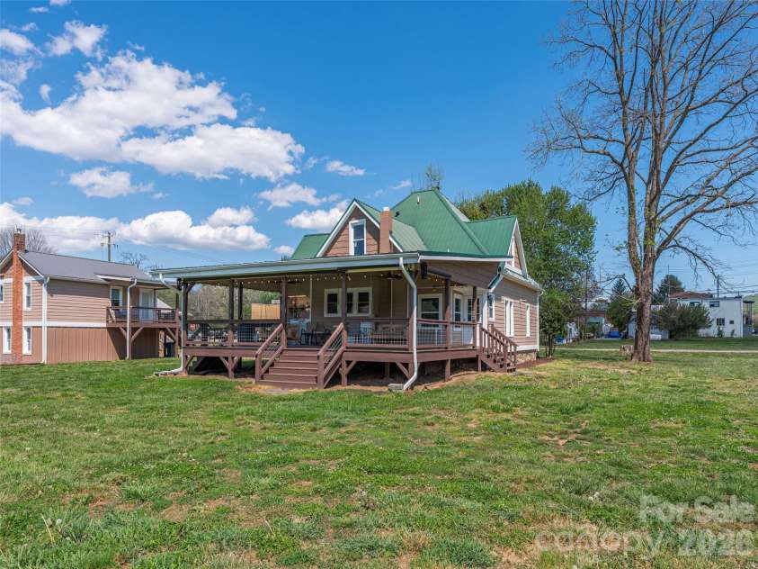 274 Charles Street, Clyde, NC 28721.  MLS# CAR4376057, YatesRealty ID 16626. 