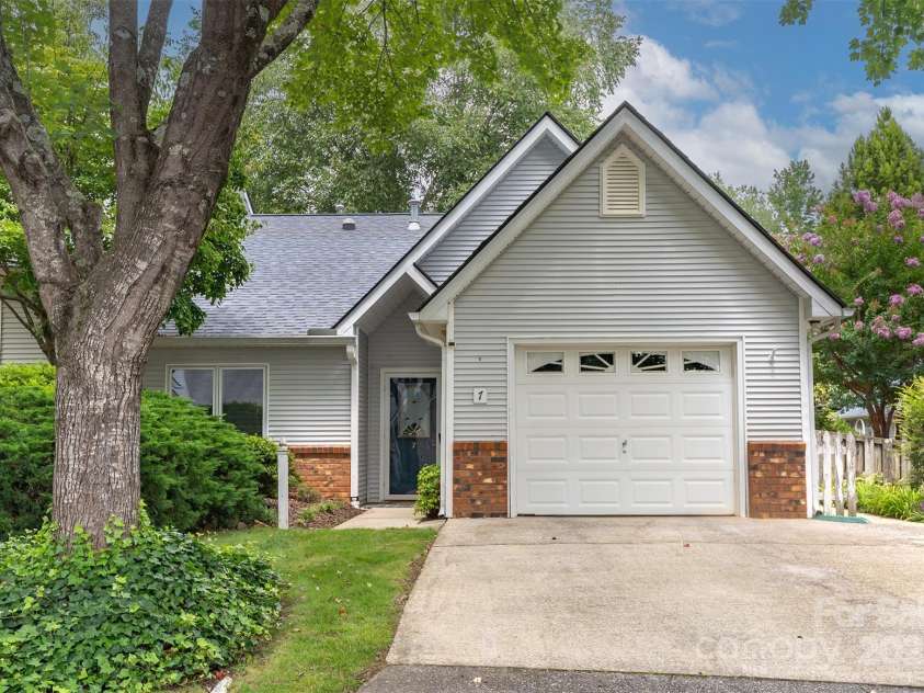 7 Silver Place, Black Mountain, NC 28711.  MLS# CAR4288938, YatesRealty ID 16627. 
