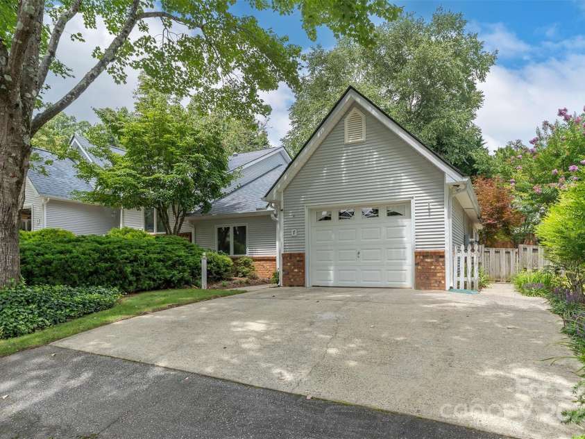 7 Silver Place, Black Mountain, NC 28711.  MLS# CAR4288938, YatesRealty ID 16627. 