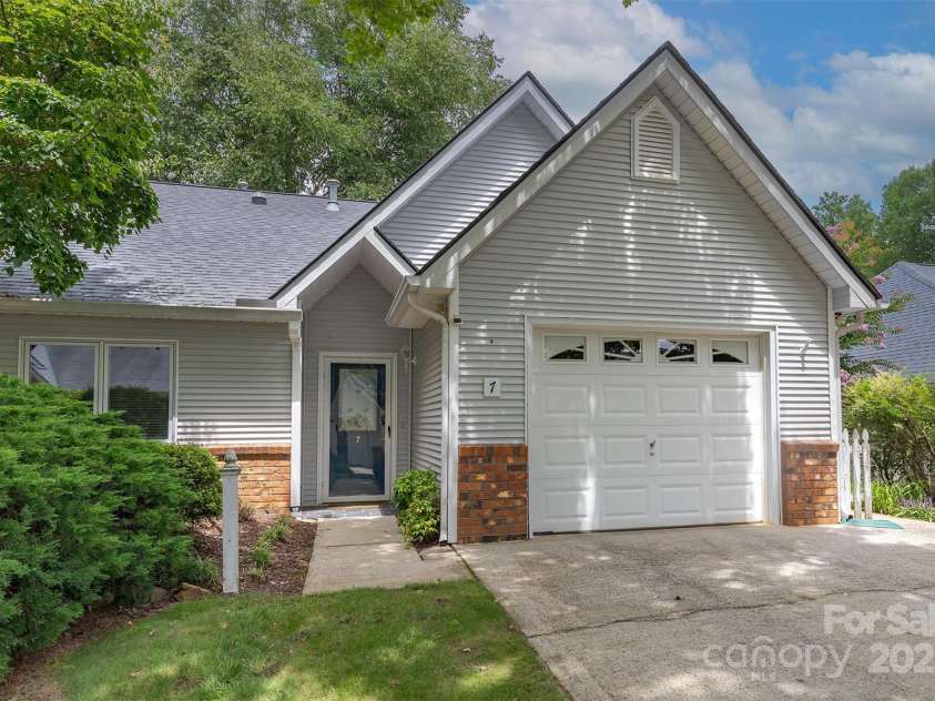 7 Silver Place, Black Mountain, NC 28711.  MLS# CAR4288938, YatesRealty ID 16627. 