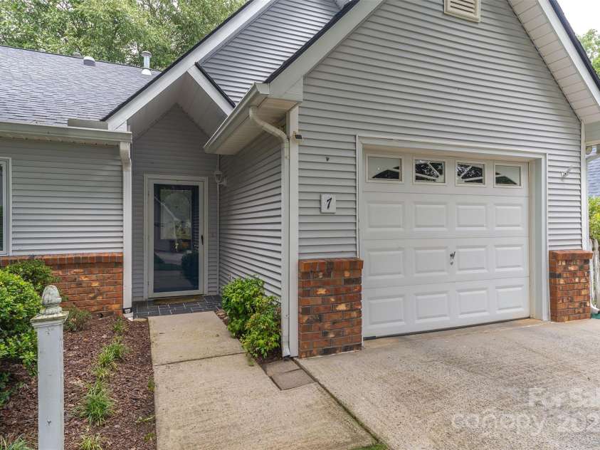 7 Silver Place, Black Mountain, NC 28711.  MLS# CAR4288938, YatesRealty ID 16627. 