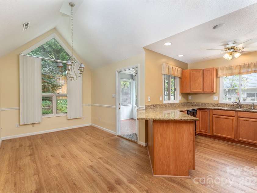 7 Silver Place, Black Mountain, NC 28711.  MLS# CAR4288938, YatesRealty ID 16627. 