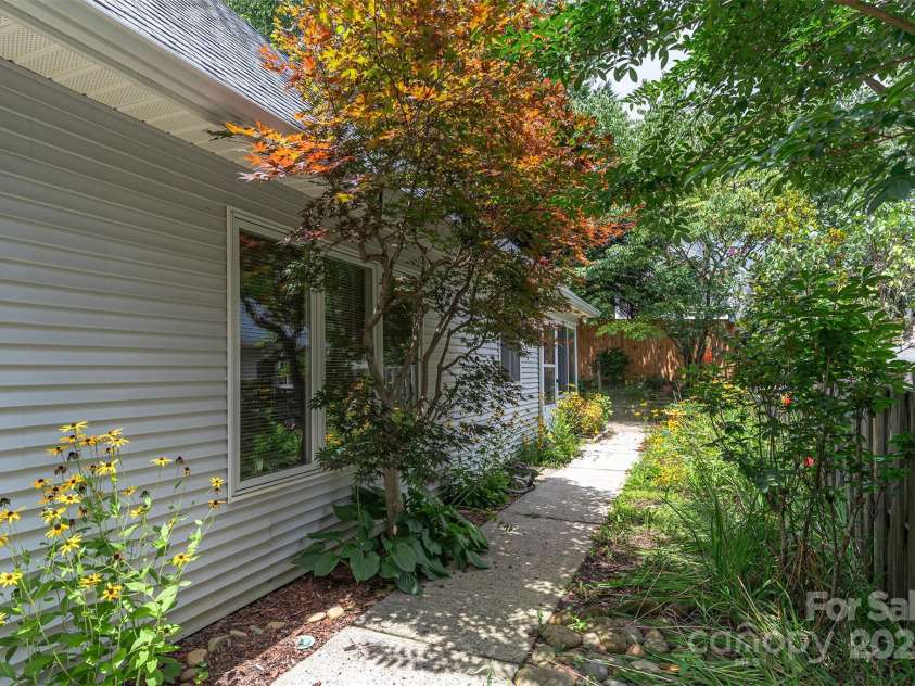 7 Silver Place, Black Mountain, NC 28711.  MLS# CAR4288938, YatesRealty ID 16627. 