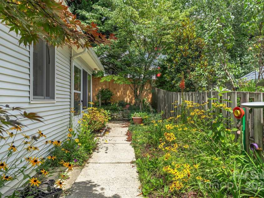 7 Silver Place, Black Mountain, NC 28711.  MLS# CAR4288938, YatesRealty ID 16627. 
