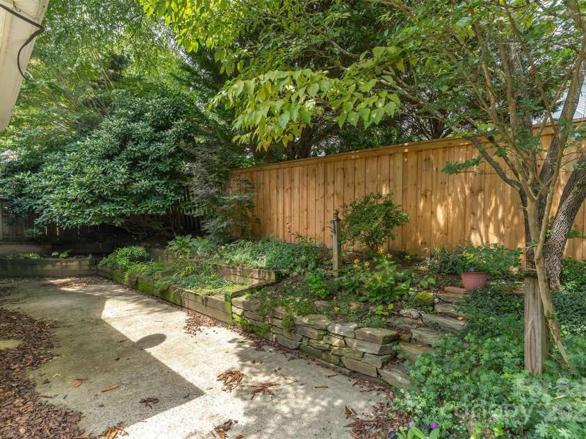 7 Silver Place, Black Mountain, NC 28711.  MLS# CAR4288938, YatesRealty ID 16627. 