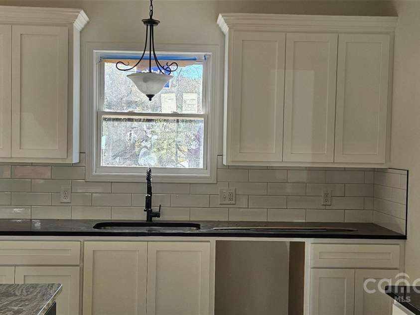 536 Robinhood Road, Maiden, NC 28650.  MLS# CAR4198917, YatesRealty ID 16629. 