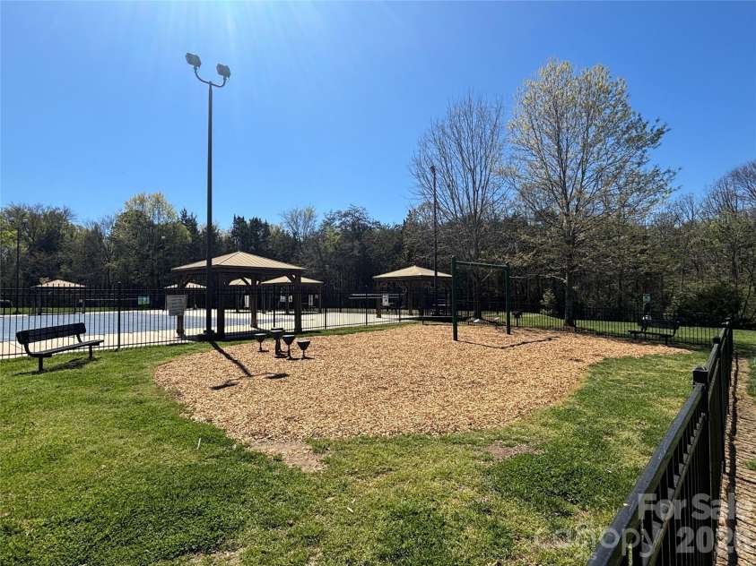 6930 Beverly Springs Drive, Charlotte, NC 28270.  MLS# CAR4363174, YatesRealty ID 16629. 