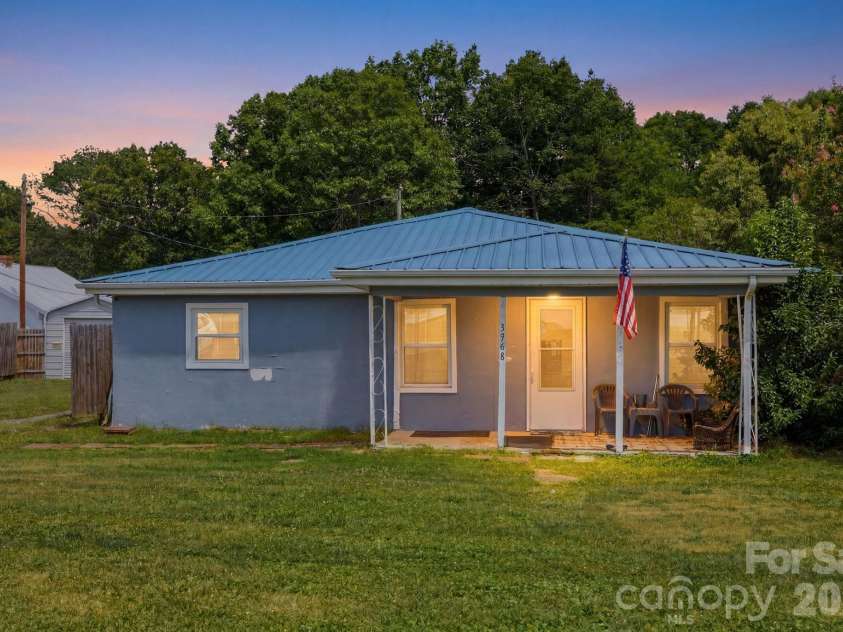 3948 Main Avenue Drive, Hickory, NC 28601.  MLS# CAR4397818, YatesRealty ID 1663. 
