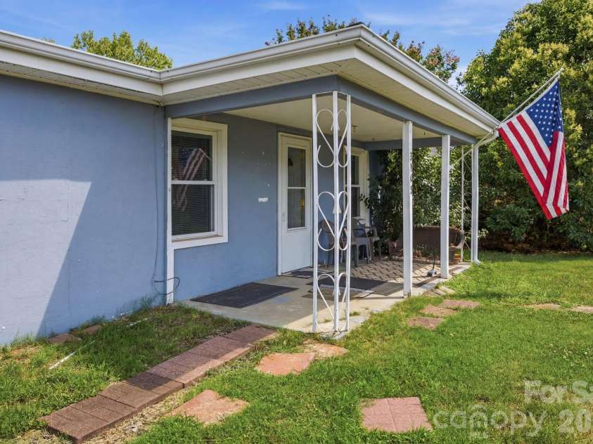 3948 Main Avenue Drive, Hickory, NC 28601.  MLS# CAR4397818, YatesRealty ID 1663. 