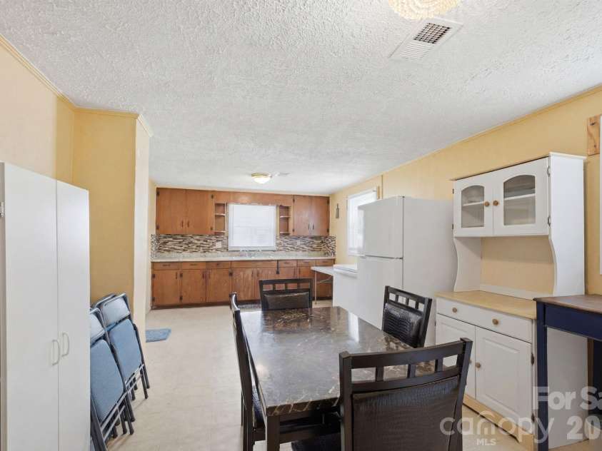 3948 Main Avenue Drive, Hickory, NC 28601.  MLS# CAR4397818, YatesRealty ID 1663. 