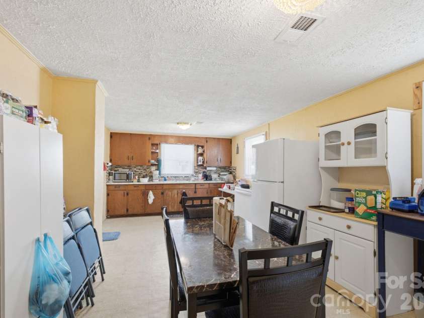 3948 Main Avenue Drive, Hickory, NC 28601.  MLS# CAR4397818, YatesRealty ID 1663. 