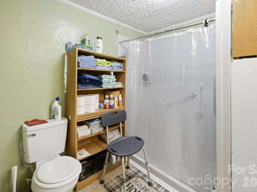 3948 Main Avenue Drive, Hickory, NC 28601.  MLS# CAR4397818, YatesRealty ID 1663. 