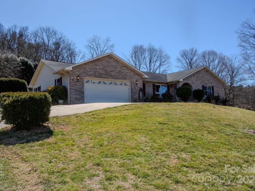 9 Lorena Drive, Asheville, NC 28806.  MLS# CAR4225982, YatesRealty ID 16635. 