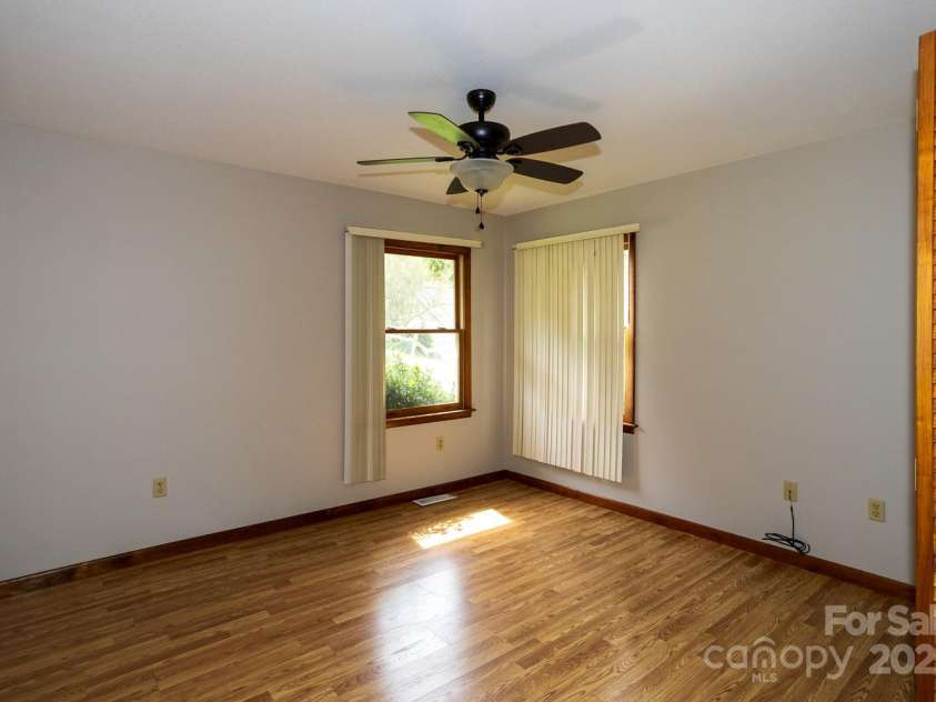9 Lorena Drive, Asheville, NC 28806.  MLS# CAR4225982, YatesRealty ID 16635. 
